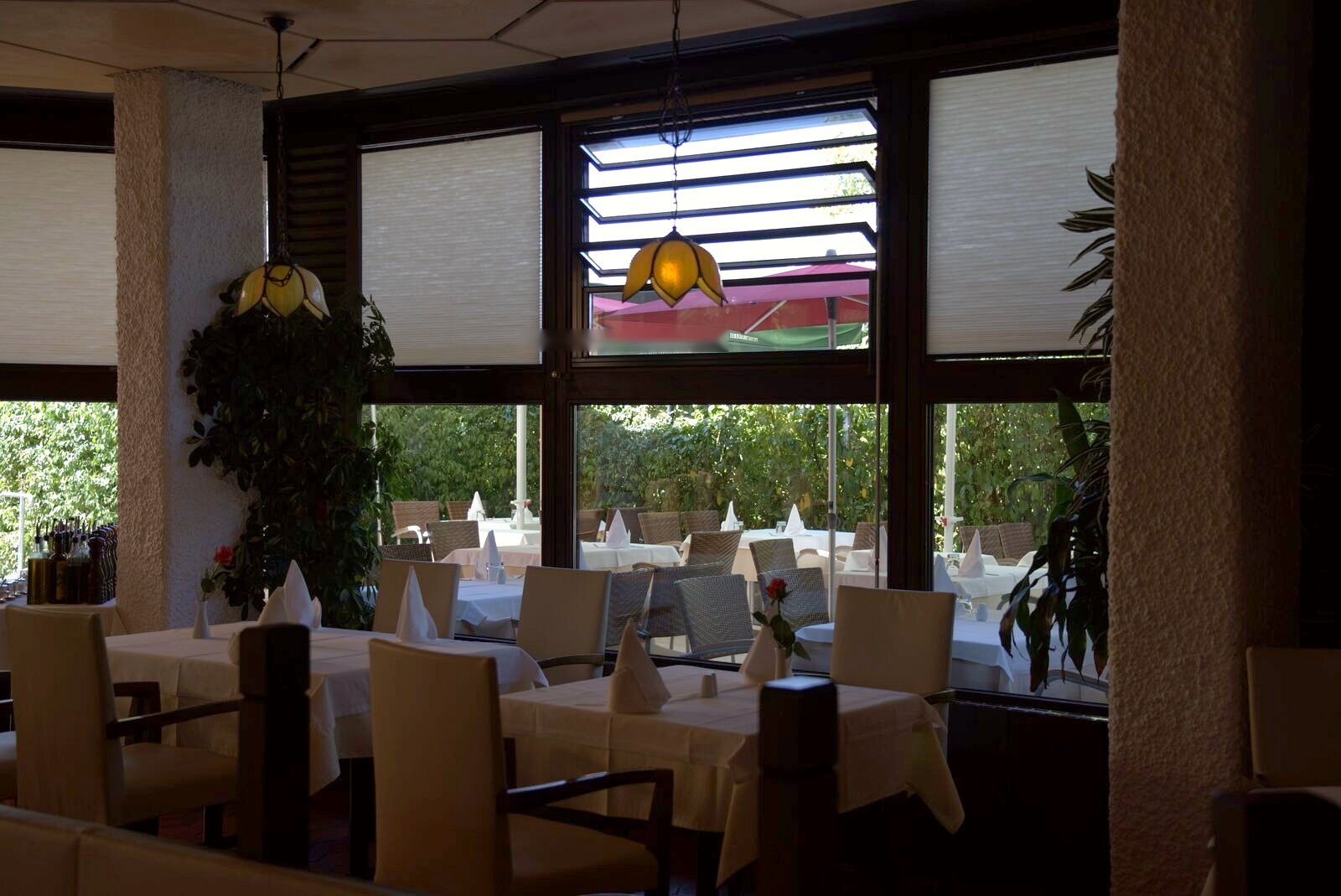 Restaurantbereich mit gedeckten Tischen