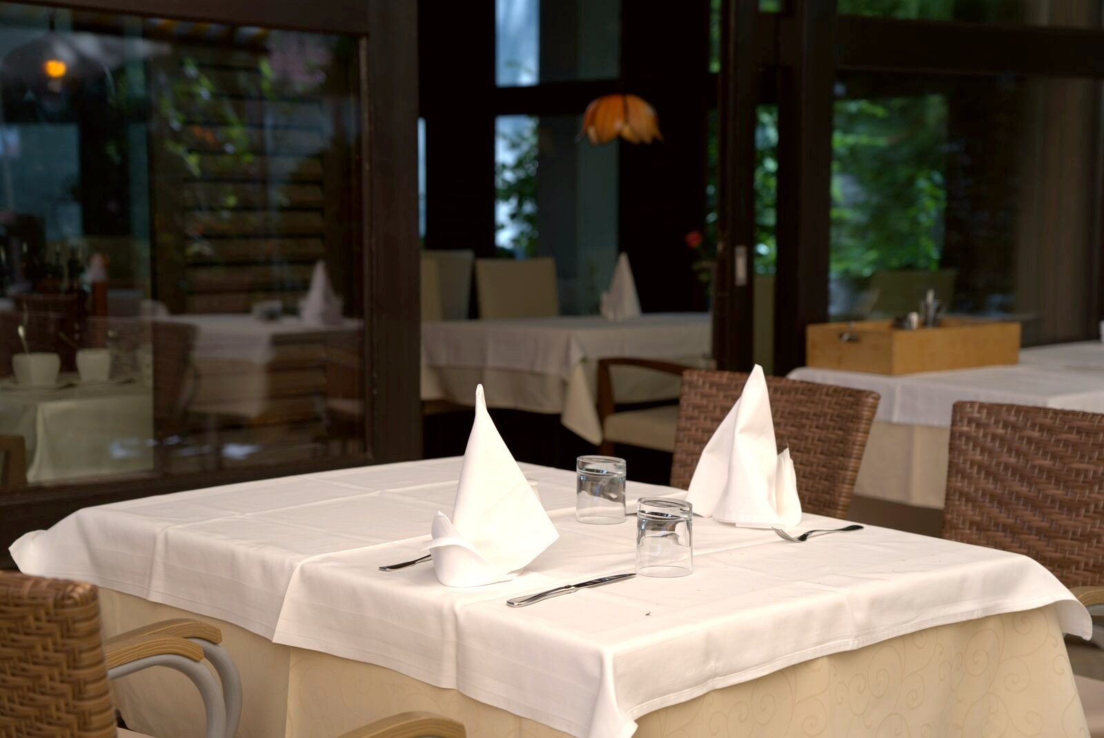 Gedeckter Tisch auf der Sommerterrasse